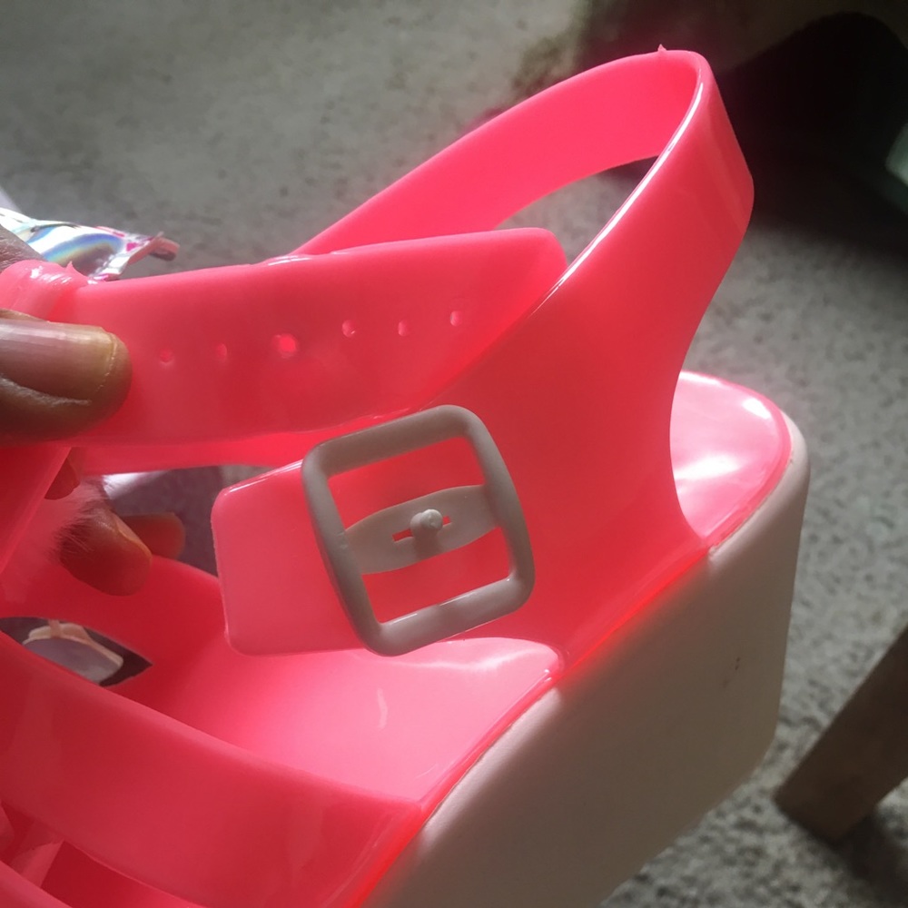 Adorable hot pink flat form jelly sandals w/unicorn Pom Poms - Picture 9 of 14